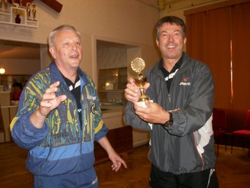 Turnierleiter Werner Meyer überreichte vor dem Turnier Mario Pätzold den Pokal und Titel "Sieger der Herzen".